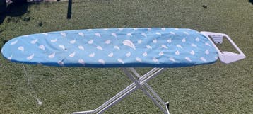 Strijkplank met blauwe hoes en witte verenpatroon