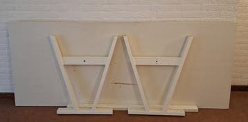 Gratis grote witte robuuste tafel, van hout en metaal