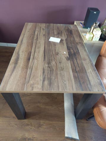 Robuuste eettafel met houtlook blad en stevige poten