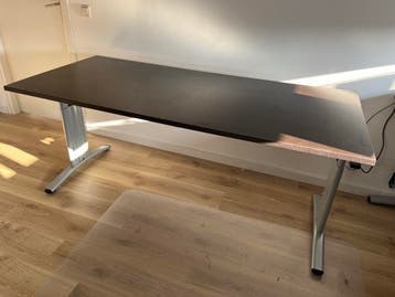 In hoogte verstelbaar bureau - Donkerbruin met zilveren pote