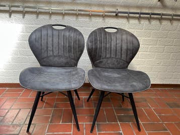Twee gratis stoelen - kattenkrassen