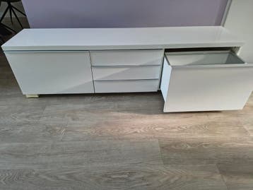 Modern wit TV meubel (Ikea)