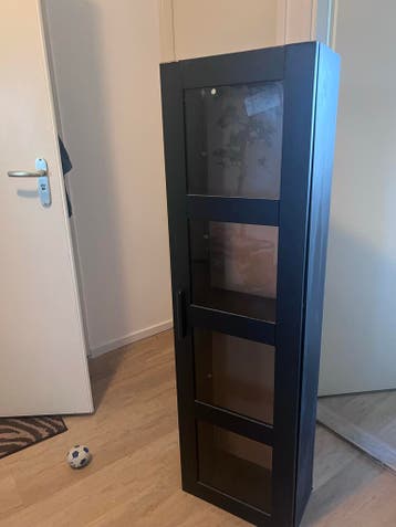 Zwarte vitrinekast met glazen planken