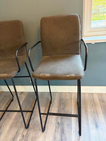 2 barkrukken, zithoogte 75 cm - bekleding te repareren