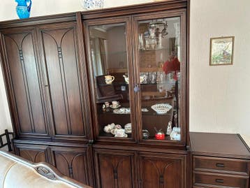 Gratis mooie notenhoutenkast ( 3 delig) izgst