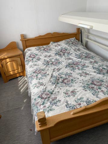 GERESERVEERD!!Tweepersoonsbed met 2 nachtkastjes