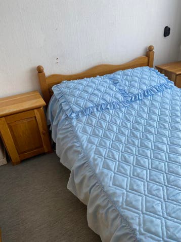 Gereserveerd!  Tweepersoonsbed met 2 nachtkastjes