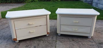 Gratis af te halen: 2 houten nachtkastjes met lades