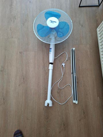 Bestron vloerventilator. Voetje van de standaard ontbreekt.