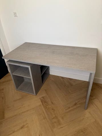 Grijs bureau met opbergruimte