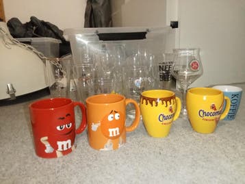 Gratis af te halen: Glaswerk en mokken