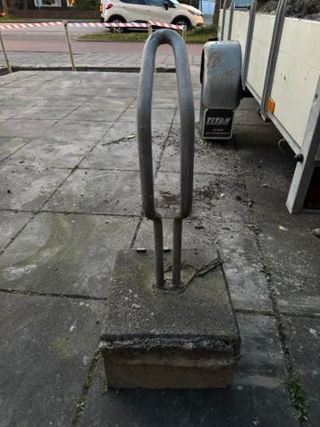 Fietsbeugel met betonvoet drie stuks gratis