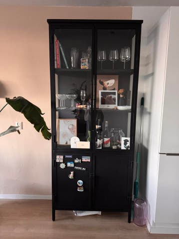 Zwarte Vitrinekast met Glazen Deuren