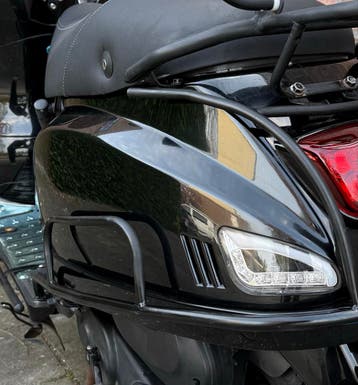 Gevraagd achterkap links China GY6 zwart glans