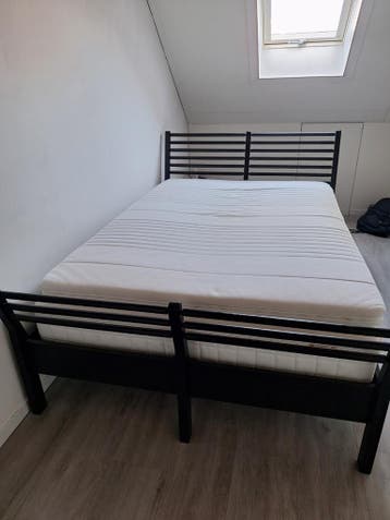 Zwart ikea bed 1.40 bij 2m.
