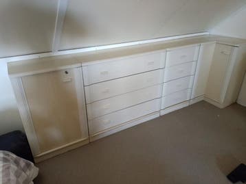 Witte kast met veel opbergruimte en hoekelement