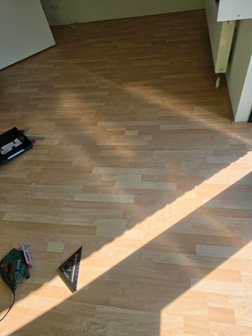 Gratis laminaat: beige (25m²) en grijs/beige (5m²)