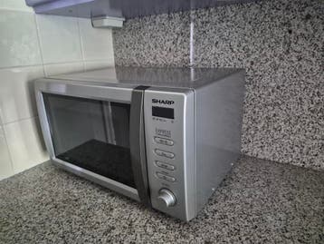 Sharp Express Magnetron - Zilverkleurig en Compact