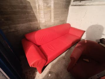 Mooie rode bank in prima staat gratis af te halen