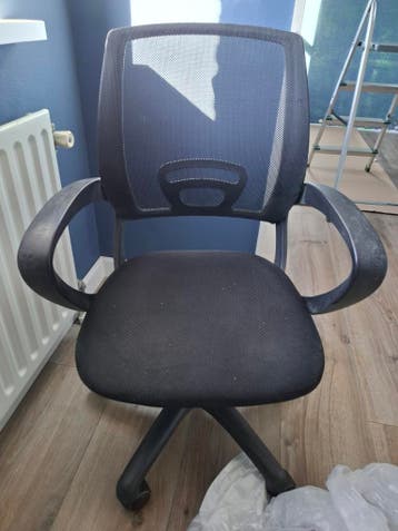 Gratis zwarte bureaustoel met mesh rugleuning