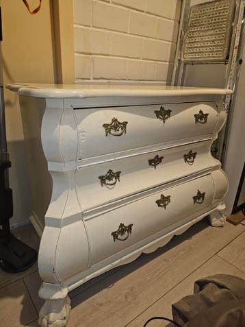 Antieke ladekast met sierlijke handgrepen