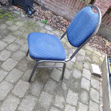 Blauwe stapelstoelen
