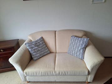 Comfortabele tweepersoonsbank - Crèmekleurig