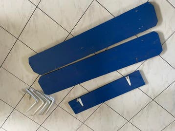 Blauwe planken met dragers