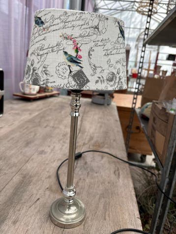 Tafellamp met vogelprint en zilveren voet