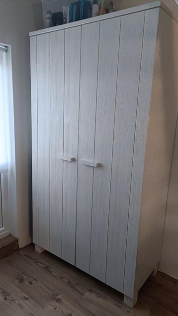 Gratis af te halen kledingkast hang en leg wit