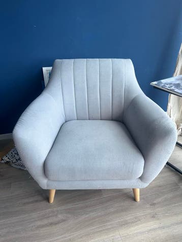 Comfortabele kuipstoel met kattenbeschadiging