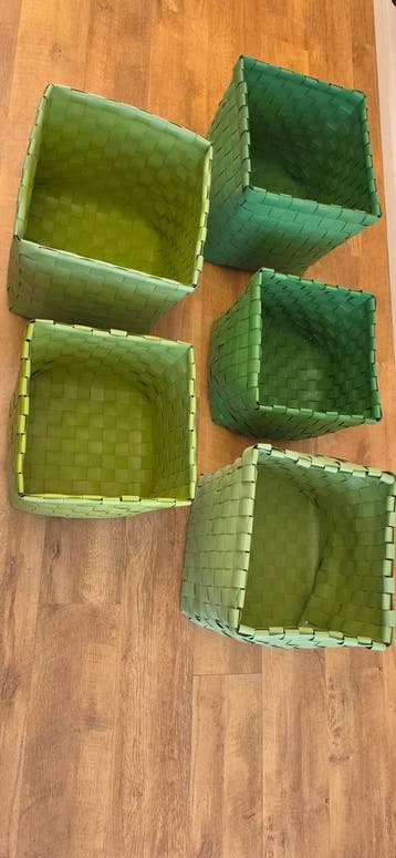 Gratis Set van 5 Groene Opbergmanden, alleen afhalen.