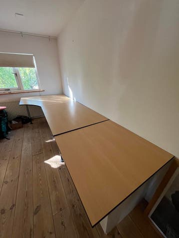 Stevig groot bureau met metalen onderstel - Gratis af te hal