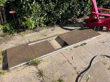 Gratis af te halen: Bruin composiet (?) werkblad met wasbak