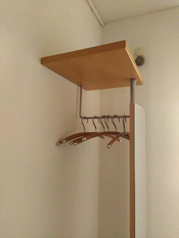 Gratis afhalen: kapstok met spiegel en ladekastje