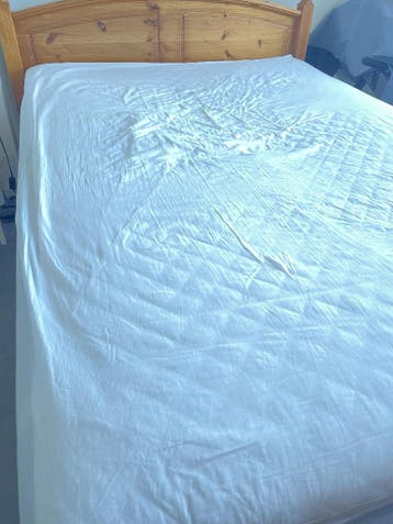 Houten bed 140x200cm met degelijke matras