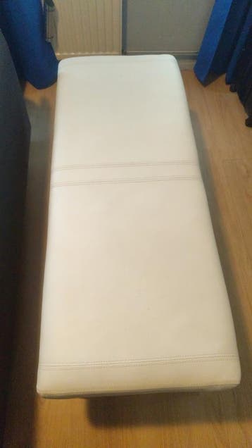 Gratis af te halen bankje - wit met metalen poten