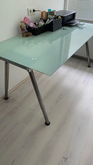 Modern glazen bureau met metalen poten