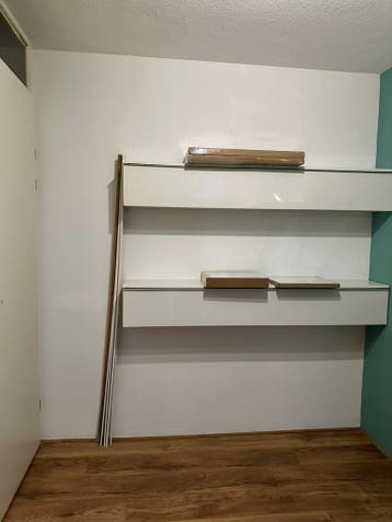 2 Witte wandkasten met klepdeuren