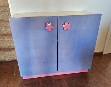 Heel erg stevige, houten kast (met 1 plank binnenin)