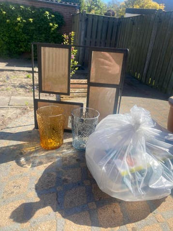 Woondecoratie: fotolijst, kerst balletjes, glazen bekers