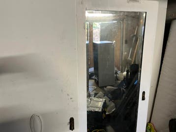 GRATIS Vintage kledingkast met spiegeldeur