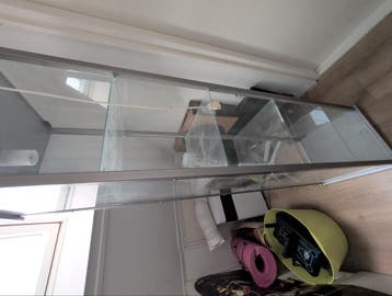 Gratis vitrinekast met verlichting