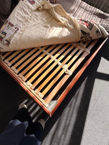 Complete slaapkamer: kast, bed met elektrische bodems