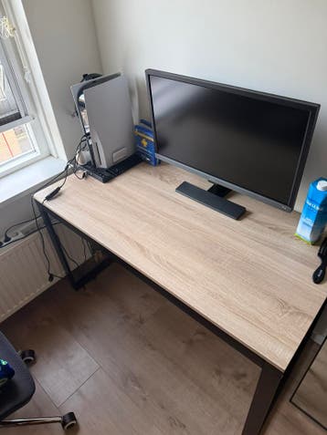 Gratis af te halen bureau moet wel gedemonteerd worden