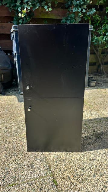 Zwart kastje met deurtjes 70x32x30 (hxbxd)