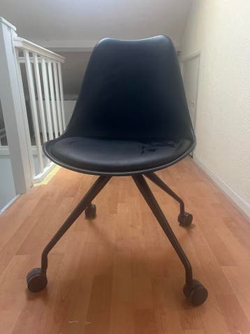 Zwart bureaustoeltje op wieltjes