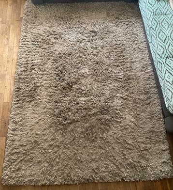 Hoogpolig vloerkleed in de kleur grijs GRATIS