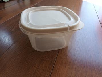 Gratis plastic bakje met gescheurde deksel 1250ml
