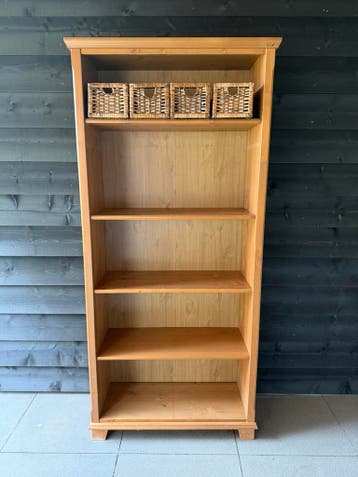 Boekenkast met mandjes